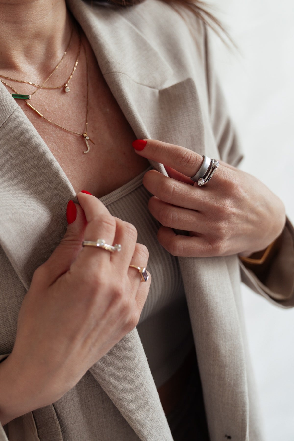 MIONA Aufsteckringe in Silber und Gold, Detail am Blazer
