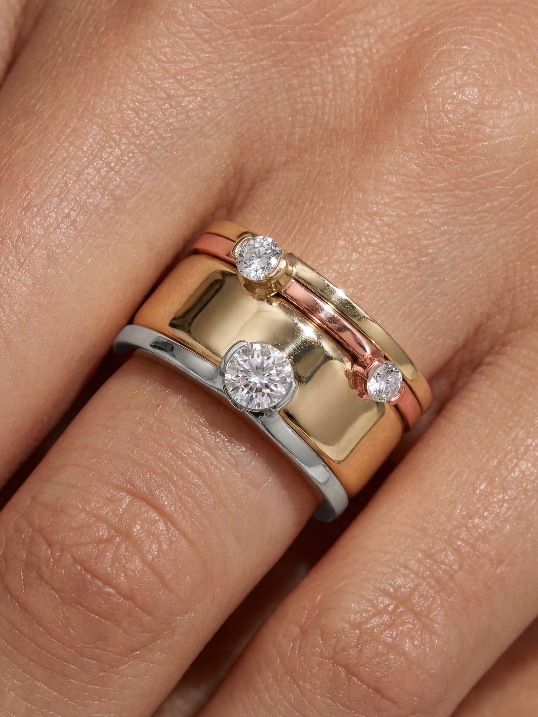 MIONA Aufsteckringe in Silber, Gold und Roségold an einer Hand