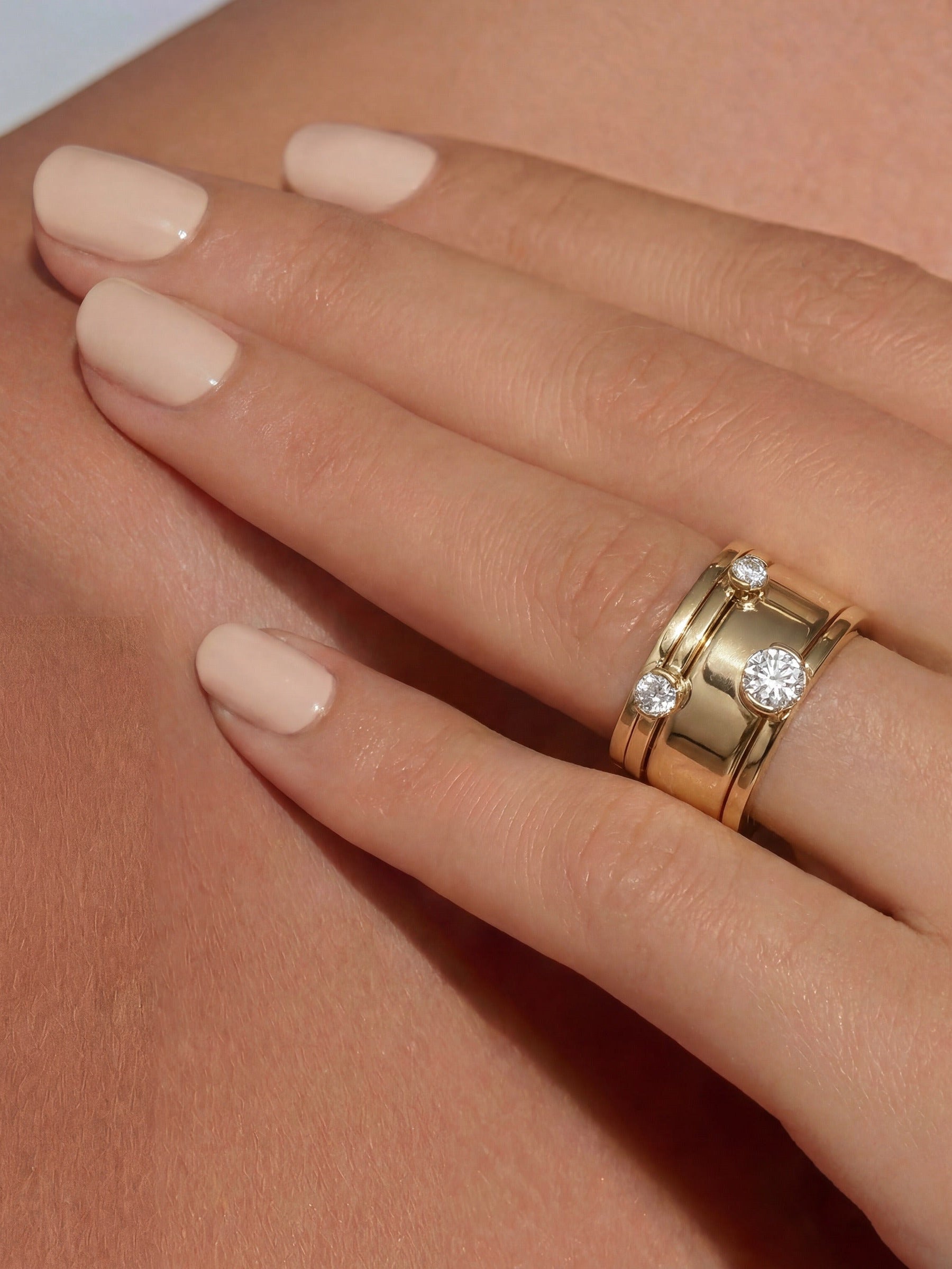 MIONA Aufsteckring in Gold mit zwei Diamanten, Detailaufnahme an der Hand