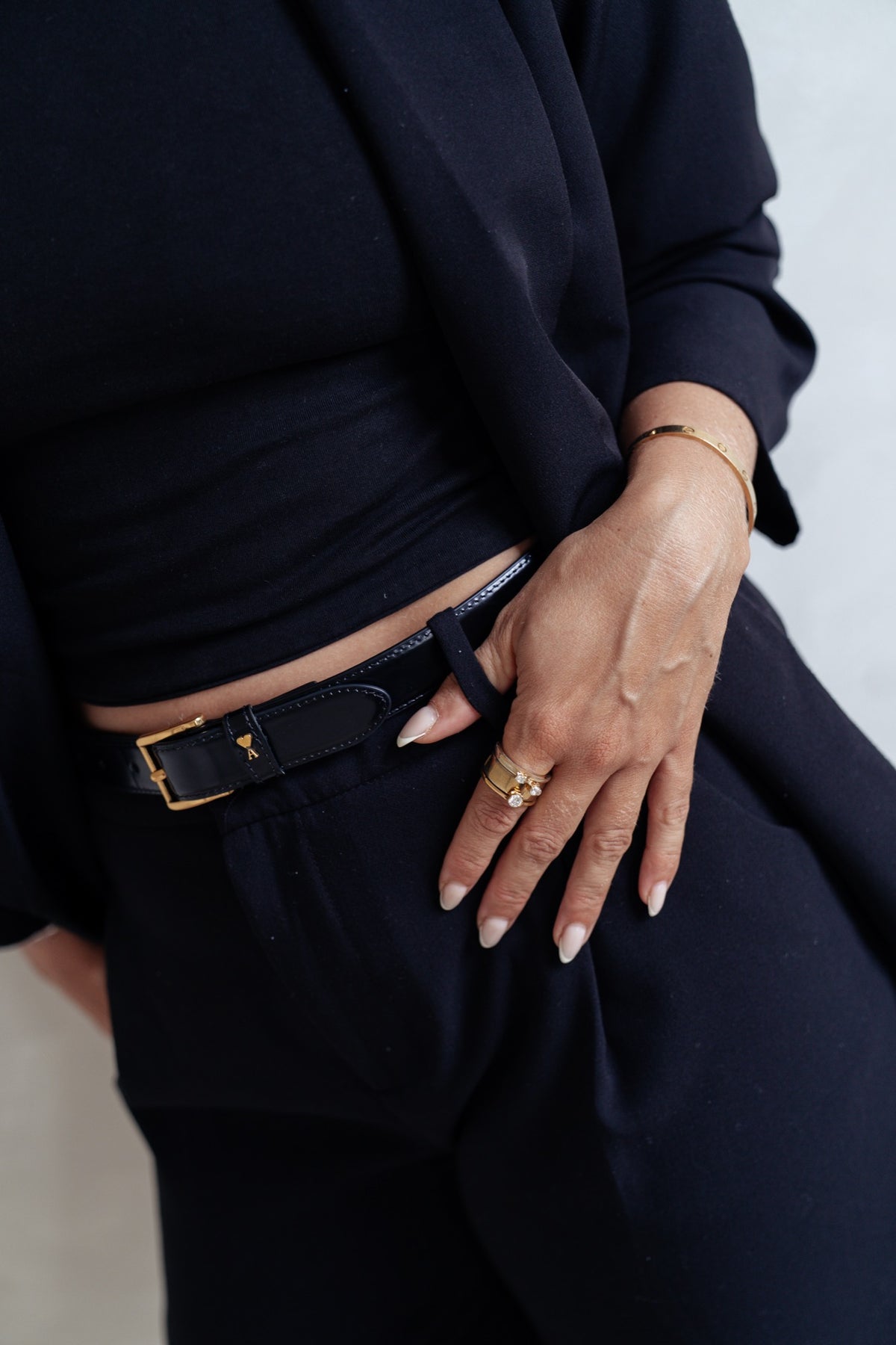 Hand mit MIONA Aufsteckring in Gold zu dunkelblauem Anzug